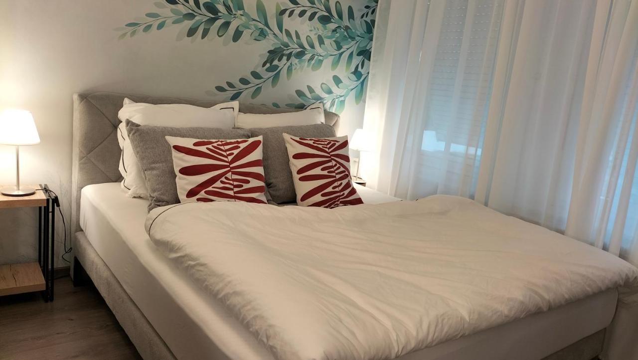 King Bed 4 People Near Basel, Switzerland, Weil Am Rhein, Loerrach, Germ'any, Near Airport Apartment